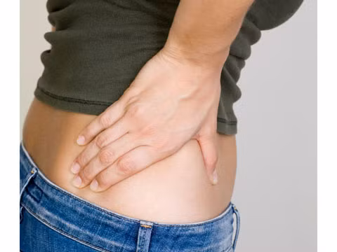 20. Đau lưng hoặc đau ở phía dưới hông bên phải. Nhiều bệnh nhân ung thư chia sẻ đây là dấu hiệu đầu tiên của ung thư gan, trong khi một số người khác lại cho rằng đó là biểu hiện của ung thư buồng trứng. Ung thư vú cũng thường được chẩn đoán qua triệu chứng đau lưng. Điều này có thể xảy ra khi một khối u vú ép ngược vào ngực, hoặc khi bệnh ung thư lây lan đến cột sống hoặc xương sườn.