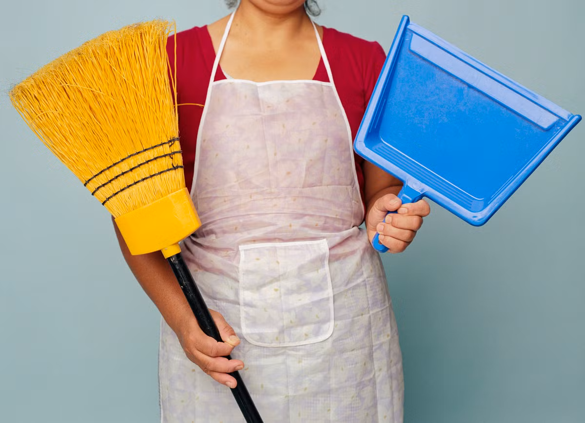  2. Tích cực làm việc nhà: Là hoạt động không có nghĩa là “đốt” thời gian tại phòng tập thể dục. Bạn có thể vận động bằng cách làm các công việc ở nhà như lau chùi, hút bụi, làm vườn… với sự thích thú. Các nhà nghiên cứu ung thư Anh cho hay, khi xem xét mức độ hoạt động của hơn 8.000 phụ nữ, họ phát hiện những người vận động tích cực nhất giảm nguy cơ ung thư vú lên đến 13% so với những người có lối sống không hoạt động.