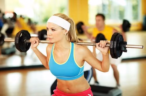  1. Năng động: Cuộc sống năng động giúp giảm nguy cơ ung thư vú ở phụ nữ, Eluned Hughes, người đứng đầu Trung tâm Phòng chống ung thư vú (Anh), khẳng định. Theo các nhà khoa học, tập thể dục làm giảm số lượng tế bào mỡ, giúp việc phóng thích các hormone như estrogen và testosterone dễ dàng hơn. Đó là những tế bào mỡ kích thích sự phát triển của khối u. Theo ông Eluned, 30 phút hoạt động thể chất vừa phải mỗi ngày giúp giảm ít nhất 20% nguy cơ ung thư vú.