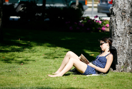  17. Tiếp xúc ánh sáng mặt trời: Hấp thu ánh sáng mặt trời là cách tốt nhất để tăng cường vitamin D trong cơ thể, giúp giảm nguy cơ ung thư vú, theo các nhà nghiên cứu Canada. Một nghiên cứu được công bố trên Journal of Epidemiology cho thấy, phụ nữ trải qua 3h/ngày ngoài trời có thể làm giảm đến 50% nguy cơ ung thư.