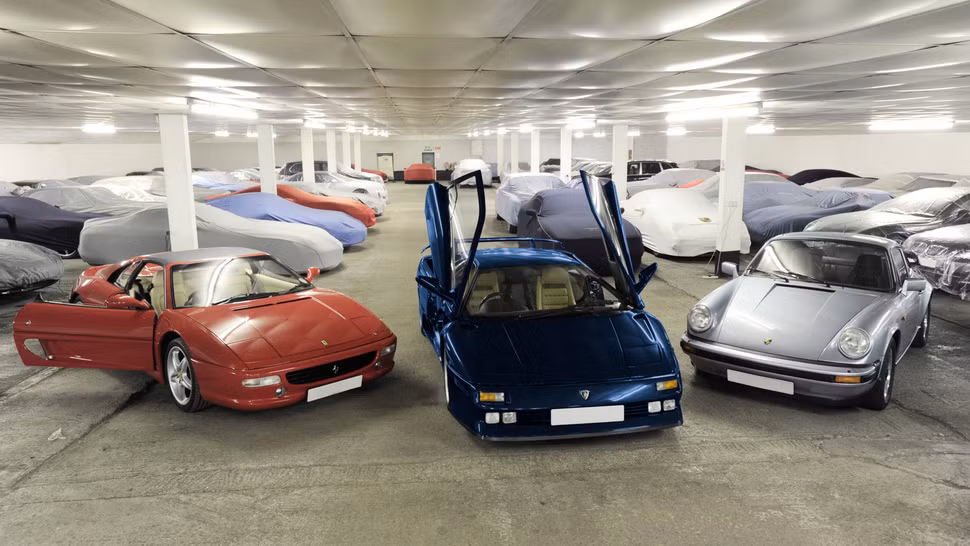 Các siêu xe hạng sang trong gara công ty Borro của triệu phú Paul Aitken.