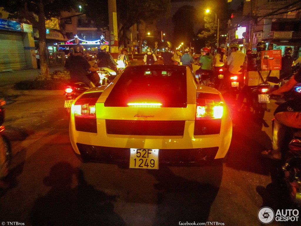 Chiếc xe trông hết sức nổi bật trên đường phố.