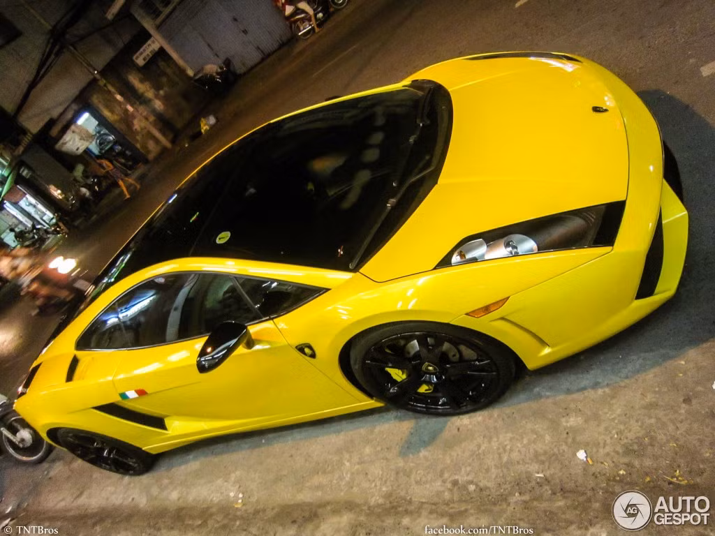 Siêu xe này vẫn sử dụng động cơ V10, dung tích 5,0 lít nhưng công suất nâng thành 520 mã lực, cao hơn 20 mã lực so với bản tiêu chuẩn.