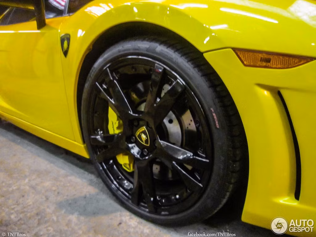 Hộp số 6 cấp cũng được cải tiến để phối hợp nhuần nhuyễn với động cơ. Nhờ đó, tốc độ tối đa mà chiếc siêu xe này đạt được là 315 km/h, nhanh hơn 15 km/h so với khả năng của bản Gallardo tiêu chuẩn.