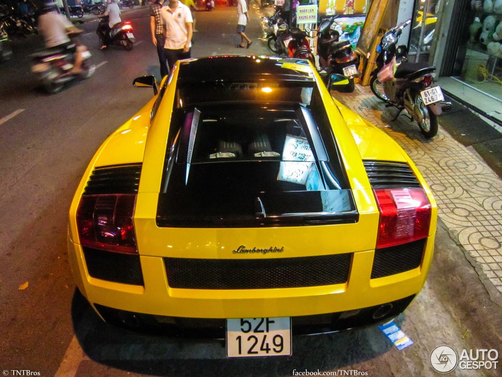 Gallardo SE (Special Edition) phiên bản đặc biệt được giới thiệu vào cuối 2005 với những thay đổi căn bản so với phiên bản tiêu chuẩn như thiết kế theo 2 tông màu chủ đạo, ở cả ngoại thất và nội thất.