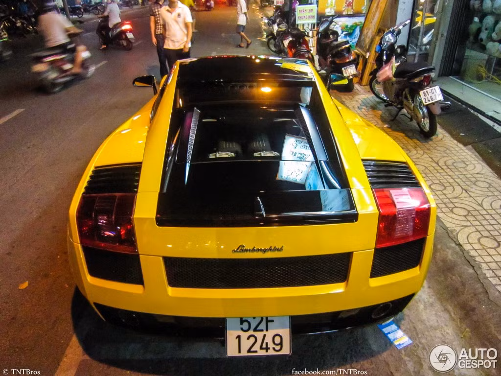 Gallardo SE (Special Edition) phiên bản đặc biệt được giới thiệu vào cuối 2005 với những thay đổi căn bản so với phiên bản tiêu chuẩn như thiết kế theo 2 tông màu chủ đạo, ở cả ngoại thất và nội thất.