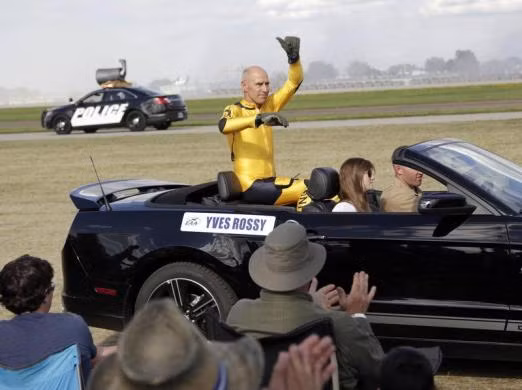 Ông vẫy tay chào người hâm mộ sau khi thực hiện một chuyến bay gần đây ở Mỹ.