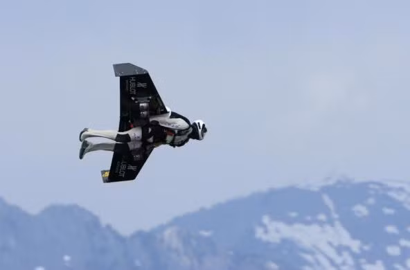 Yves Rossy trong “bộ trang phục” đen-trắng bay giữa bầu trời giống hệt siêu nhân.