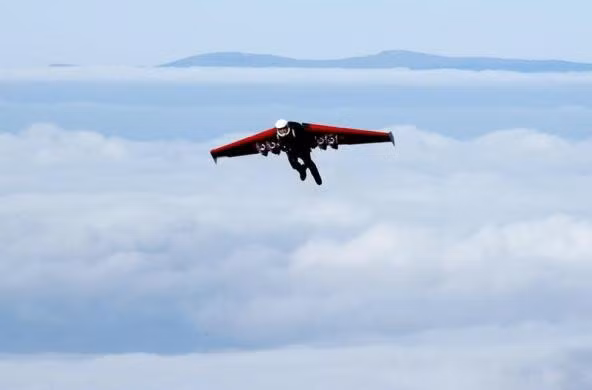 Ông thực hiện một chuyến bay ở miền Nam dãy Alps, gần Nyon, Thụy Sĩ hồi tháng 11/2006.