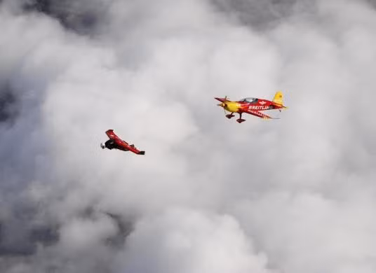 Trước đó, Rossy đã thực hiện nhiều chuyến bay khác trên bầu trời ở Thụy Sĩ.