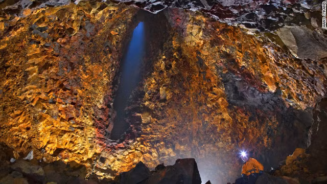 Bên trong núi lửa đã ngưng hoạt động Thrihnukagigur, Iceland.