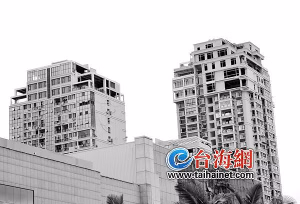 Trong năm 2011, căn "biệt thự" 5 tầng sang trọng được phát hiện nằm trên nóc một căn hộ chung cư ở Hạ Môn.