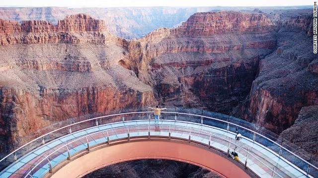 Đường đi bộ trên không ở hẻm núi lớn Grand Canyon, Mỹ. Nằm ở cực Tây của hẻm núi, đường đi bộ này là một cây cầu có dáng như vành móng ngựa, làm từ thủy tinh trong suốt. Từ đường đi bộ này, du khách có thể chiêm ngưỡng dòng sông Colorado ở độ cao hơn 1.000 m bên dưới.