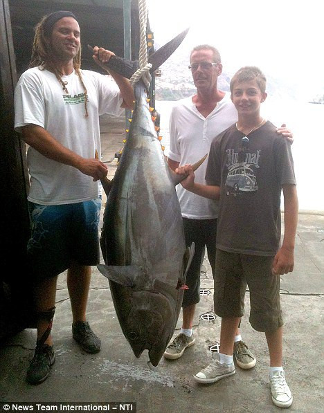 Cậu bé Conor Smith, 12 tuổi, đã chinh phục được con cá ngừ mắt to nặng 85kg trong một chuyến câu cá ngoài khơi Cape Girao tại quần đảo Madeira, Bồ Đào Nha.