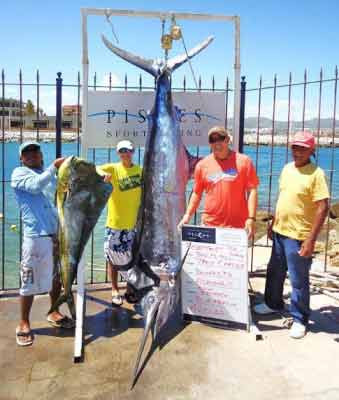 Chú cá cờ xanh nặng 190 kg câu được ở Mexico.