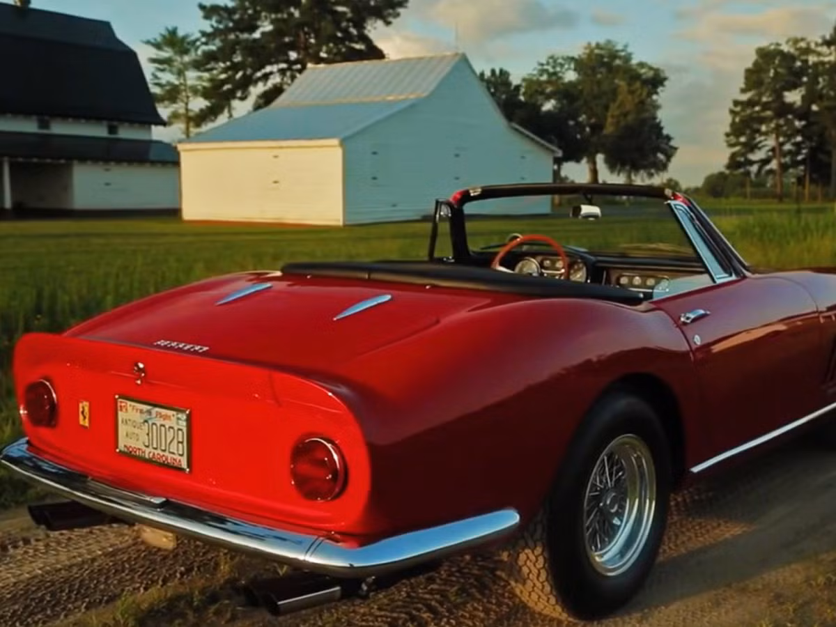 Chiếc N.A.R.T Spyder hay còn gọi là North American Racing Team là chiếc xe vô cùng hiếm trong thời điểm hiện tại. Chỉ có 10 chiếc xe phiên bản này được sản xuất. Tuy nhiên, giá của chiếc xe hồi năm 1968 chỉ ở mức 15.000 USD.