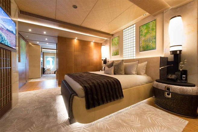 Du thuyền Nirvana có 6 phòng ngủ, một phòng cho chủ nhân, một phòng VIP và 4 phòng đôi, đủ chỗ cho 12 khách, chưa bao gồm thủy thủ đoàn.