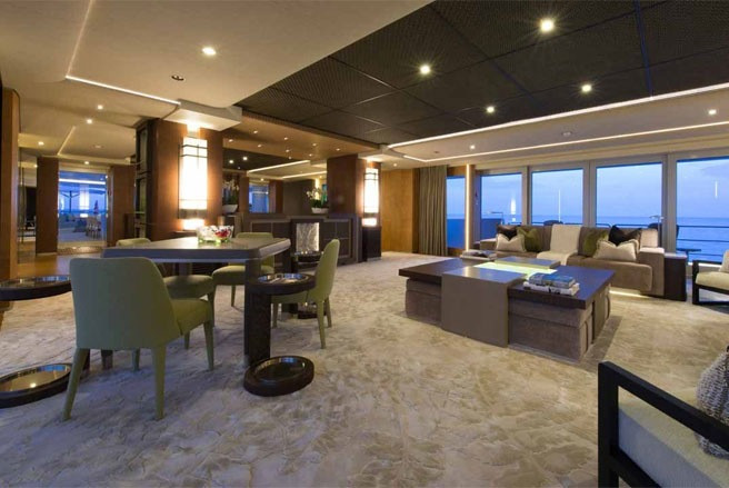 Trên siêu du thuyền có một nhà kính để nuôi các loài bò sát như tắc kè, thằn lằn, rùa, kỳ đà nước…