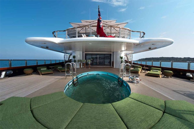 Đây là khu bể bơi lớn và khu vực giải trí ngoài trời.