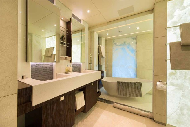 Phòng tắm lát đá trắng, trang bị hiện đại.