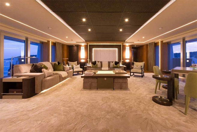 Tầng dành riêng cho chủ nhân của du thuyền, với khu vực có mái che bên ngoài để dùng bữa. Không gian bên trong có thể sử dụng để tổ chức các buổi tiệc tùng đặc biệt.