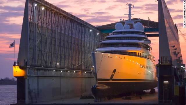 Du thuyền Azzam do công ty đóng tàu Lursen của Đức chế tạo cho Tổng thống Các tiểu vương quốc Arab thống nhất (UAE) Sheikh Khalifa bin Zayed Al Nahyan.