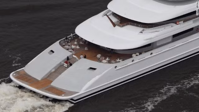 Với tốc độ hơn 30 hải lý/giờ, hãng đóng tàu Lurssen của Đức đã trang bị cho du thuyền này tới 4 động cơ đẩy, trong đó có 2 động cơ chạy xăng và 2 động cơ diesel với tổng công suất 94.000 mã lực.