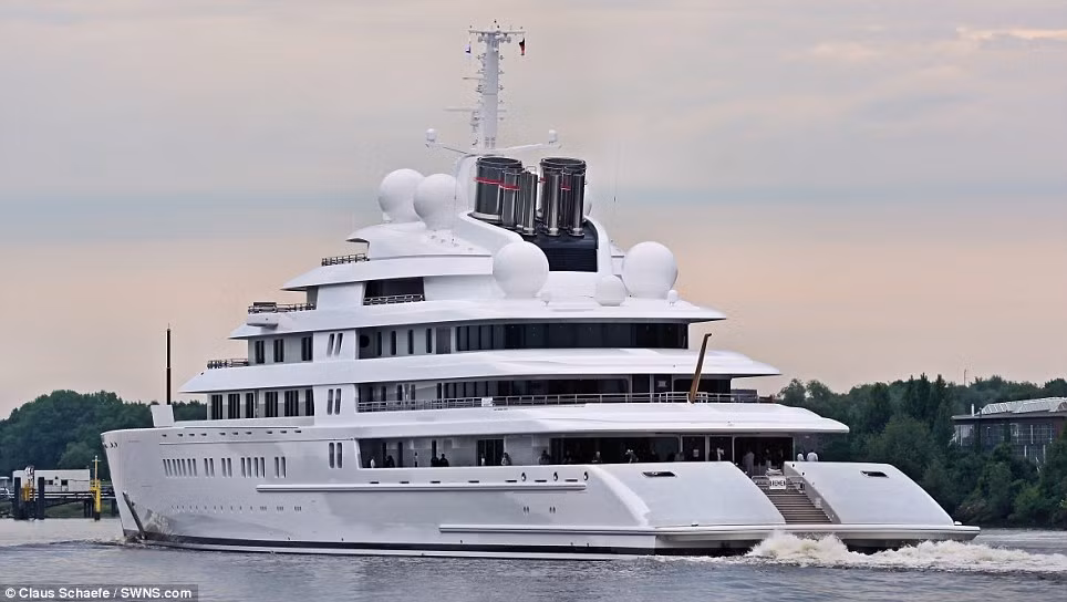 Vốn được ví như một “cung điện nổi” với 6 tầng được trang trí xa hoa và một căn phòng rộng 55 m2, siêu du thuyền Azzam có chi phí chế tạo ước tính vào khoảng 620 triệu USD.