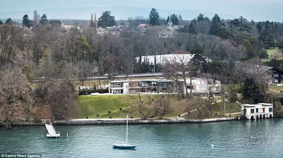 Dinh thự này cũng có sẵn một bến đậu thuyền để đảm bảo cho chủ nhân tương lai có thể dễ dàng đậu thuyền cao tốc, thuyền câu cá hay các phương tiện thể thao dưới nước.