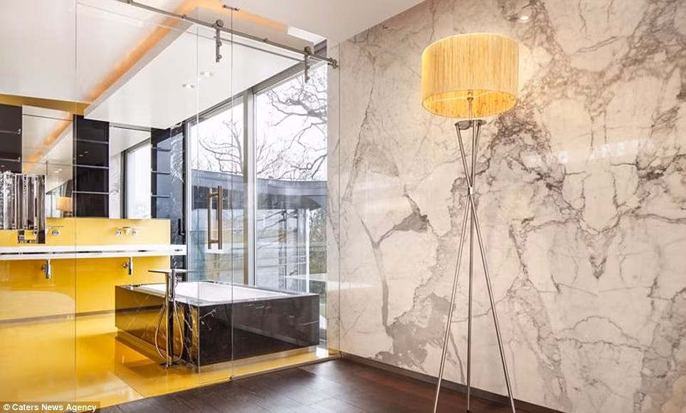 Sảnh dài dẫn tới 3 phòng ngủ, trong đó có phòng ngủ dành cho chủ nhân. Mỗi phòng đều có phòng tắm, nhà vệ sinh và phòng thay đồ riêng.