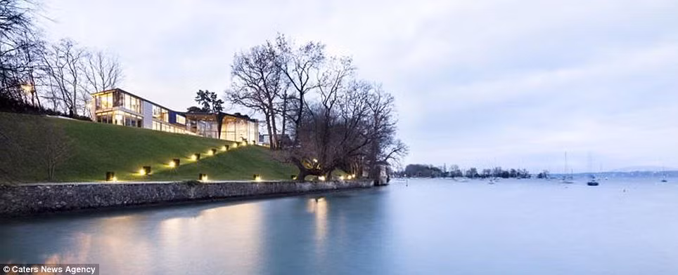 Đặc biệt, chủ sở hữu dinh thự tại thị trấn Genthod này còn có cơ hội gặp những người láng giềng thuộc hàng ngôi sao thế giới như tay đua xe công thức 1 Michael Schumacher hay ca sĩ Phil Collins.