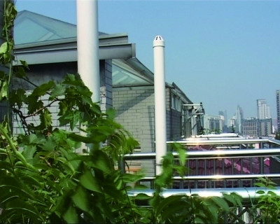 Đây là một biệt thự trên mái được tìm thấy ở Nam Kinh, tỉnh Giang Tô, Trung Quốc. Căn biệt thự này đã được yêu cầu phá hủy bởi các cơ quan quy hoạch đô thị Nam Kinh vào 2 năm trước nhưng hai trong số các chủ sở hữu của công trình vẫn đang làm ngơ.