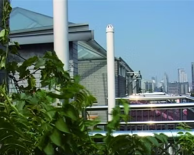 Đây là một biệt thự trên mái được tìm thấy ở Nam Kinh, tỉnh Giang Tô, Trung Quốc. Căn biệt thự này đã được yêu cầu phá hủy bởi các cơ quan quy hoạch đô thị Nam Kinh vào 2 năm trước nhưng hai trong số các chủ sở hữu của công trình vẫn đang làm ngơ.