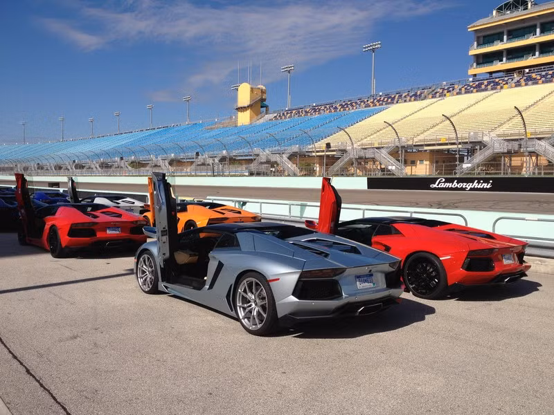 Aventador LP 700-4 Roadster có nhiều tính năng mới so với phiên bản tiêu chuẩn. Phiên bản mui trần này là kết quả của rất nhiều giờ nghiên cứu rất tỉ mỉ, với mục tiêu kết hợp tốt nhất giữa hiệu suất, phong cách thanh lịch, dễ dàng điều khiển và mang tới cảm giác lái tốt nhất. Mui xếp hai mảnh của siêu xe này rất nhẹ, được chế tạo từ sợi carbon, có thể dễ dàng tháo rời và xếp gọn trong khoang hành lý phía trước.