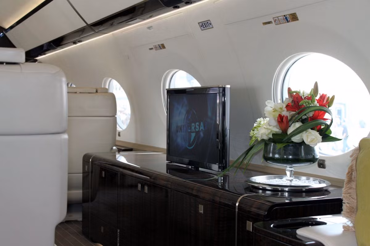 Chuyên cơ này cũng được trang bị một số TV màn ảnh lớn.