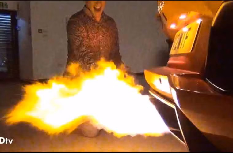 Hình ảnh nướng xúc xích khiến người ta liên tưởng tới những cỗ máy nướng thịt gà BBQ.