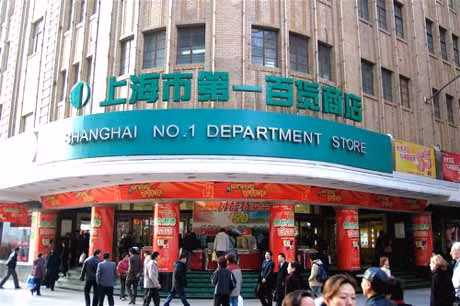 Bánh hóa Shanghai No. 1 ở Thượng Hải (Trung Quốc) bị phát hiện vẫn bày bán quần áo có hàm lượng chất formaldehyde vượt quá mức cho phép,