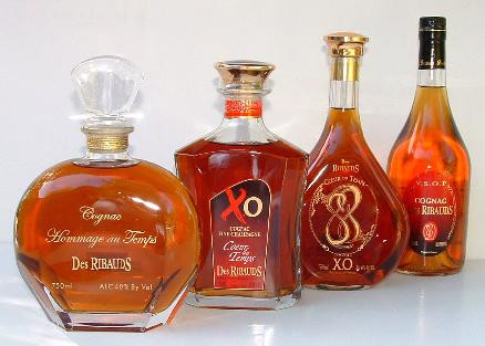  Rượu: Người nghiện rượu, uống nhiều chất cồn này trong thời gian dài rất dễ bị ung thư miệng, thanh quản, thực quản, cuống họng. Xơ cứng gan vì rượu cũng là một trong nhiều nguyên nhân gây ung thư gan. Ở phụ nữ thường xuyên uống rượu, tỉ lệ mắc ung thư vú cao gấp nhiều lần so với người không uống.