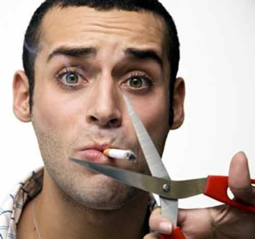 2. Hút thuốc lá. Các chuyên gia cảnh báo đây là thói quen sau bữa ăn gây hại nhất. Sau khi ăn, quá trình tuần hoàn máu tăng nhanh. Nếu hút thuốc ngay trong thời gian này, lượng chất độc hại cực lớn trong thuốc lá sẽ thấm vào máu nhanh hơn và nhiều hơn gấp 10 lần so với bình thường. Tình trạng này kéo dài có thể làm rối loạn công năng của dạ dày, ức chế hoạt động của tuyến tụy và gây ra các bệnh về phổi, tim mạch, dạ dày.