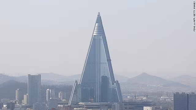 Khách sạn Ryugyong ở Bình Nhưỡng, Triều Tiên, gồm 105 tầng, toàn bộ bên ngoài được ốp bằng kính. Khách sạn Ryugyong đã mất hàng thập kỷ để hoàn thành và với chi phí lên đến hàng triệu USD. Khách sạn này là một trong những khách sạn cao nhất thế giới, với hơn 3000 phòng, không chỉ có 1 mà có đến 5 nhà hàng luân phiên phục vụ.