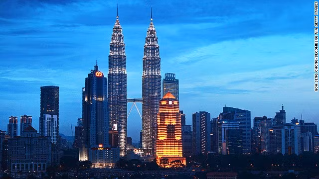 Tháp đôi Petronas, Kuala Lumpur, Malaysia. Tháp đôi Petronas không chỉ nổi tiếng về độ cao 452 m mà còn là một công trình có kiến trúc đẹp và lộng lẫy, xứng đáng là biểu tượng của đất nước Malaysia.
