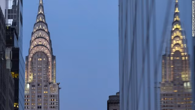 Chrysler Building là một nhà chọc trời Art Deco ở phía Đông của Manhattan, thành phố New York, Mỹ. Tòa nhà này có chiều cao 319 m với 77 tầng, được hoàn thành năm 1930. Đến thời điểm đầu năm 2008, nó là tòa nhà cao thứ 26 thế giới. Tòa nhà này trong một thời gian ngắn là tòa nhà cao nhất thế giới trước khi bị Empire State Building quan mặt năm 1931.