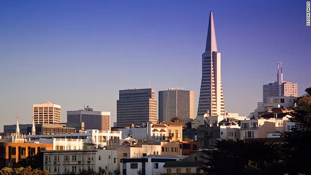 Transamerica Pyramid là tòa nhà chọc trời cao nhất và dễ nhận ra nhất trong các tòa nhà chọc trời ở San Francisco Mỹ. Được xây dựng trên nền của công trình Montgomery Block nổi tiếng, nó có chiều cao 260 m, bao gồm 48 tầng gồm các không gian bán lẻ và văn phòng. Tòa nhà có hình dáng như một kim tự tháp với hai "cánh" ở cạnh đối diện của tòa nhà.
