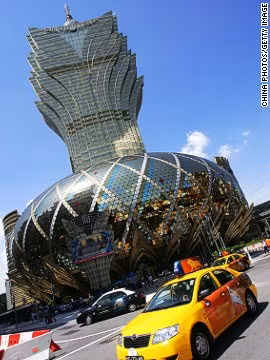 Hotel &amp; Casino Grand Lisboa, Ma Cao. Tòa nhà có tổng diện tích sử dụng 139.2000 m2, gồm 58 tầng với chiều cao 258 m. Tòa nhà tượng trưng cho một Ma Cao tráng lệ, sặc sỡ với muôn ngàn ánh đèn rực rỡ. Thiết kế mô phỏng hình ảnh pháo hoa, vàng... là những biểu tượng vinh hoa của Á Đông.