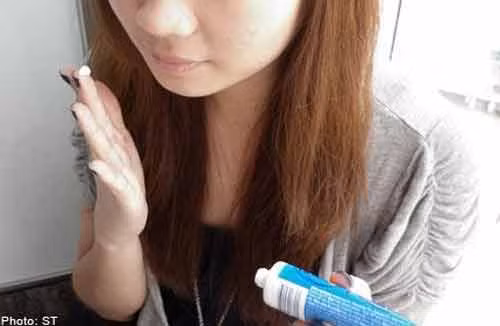 Sản phẩm trắng da. Các chuyên gia y tế Thái Lan cảnh báo, các loại kem chứa chất làm trắng được bán trên thị trường, có thể gây ung thư da hoặc mù mắt. Các loại thuốc, chất lỏng hoặc mỹ phẩm có tác dụng làm trắng da thường chứa lượng cao chất AHA (alpha hydroxy acid). Những sản phẩm này có thể khiến người dùng bị ung thư da nếu sử dụng trong thời gian dài, thậm chí gây mù lòa nếu bôi quá gần mắt.