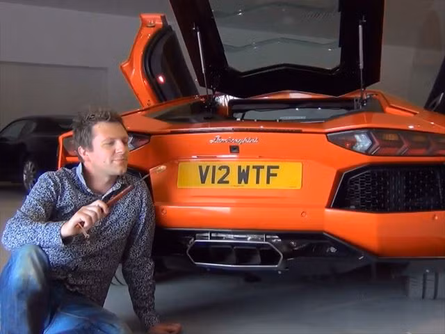 Anh ta ăn miếng xúc xích ngon lành.