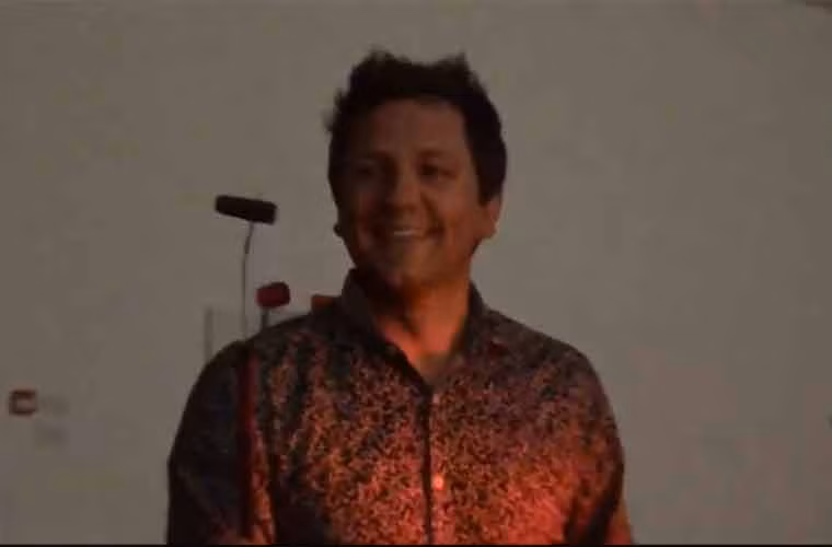 Chủ xe hân hoan với thành quả là mẩu xúc xích mình vừa nướng chín.