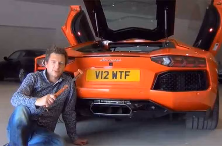 Vài giây sau, người này đã có thể ăn ngon lành miếng xúc xích.