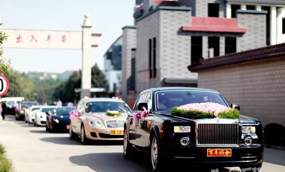 Dàn siêu xe trong đội đón dâu gồm 4 chiếc Rolls-Royce, Mirage, 4 chiếc Bentley và hơn 20 chiếc Audi A8-W12 và S8 theo sau.