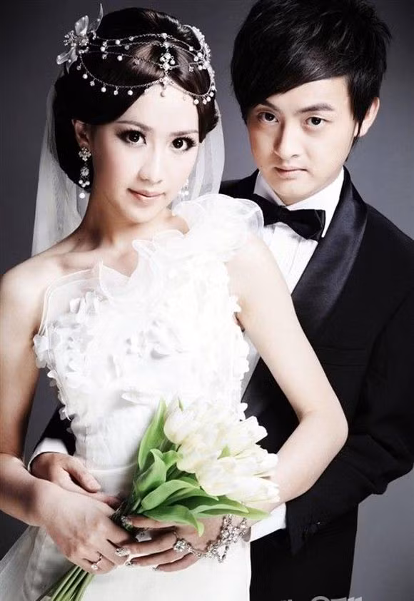 Đám cưới xa xỉ đó là của cô dâu Tương Thần, sinh năm 1989 và chú rể Kỳ Phong, sinh năm 1983. Tương Thần là con gái chủ tịch tập đoàn Hằng Vũ Trần Tuyết Hoa còn Kỳ Phong là con trai chủ tịch tập đoàn may mặc Tô Châu - tập đoàn may mặc lớn nhất Giang Tô.